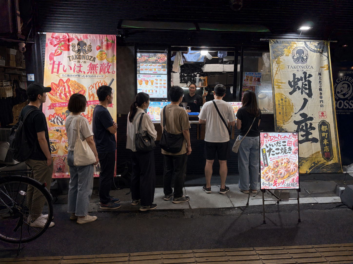 夜の蛸ノ座に並ぶお客様と店頭の様子