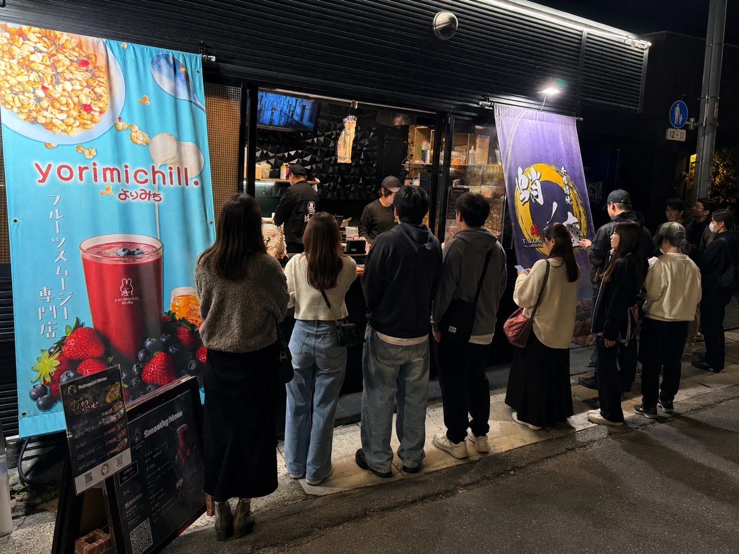 夜の蛸ノ座に並ぶお客様と店頭の様子